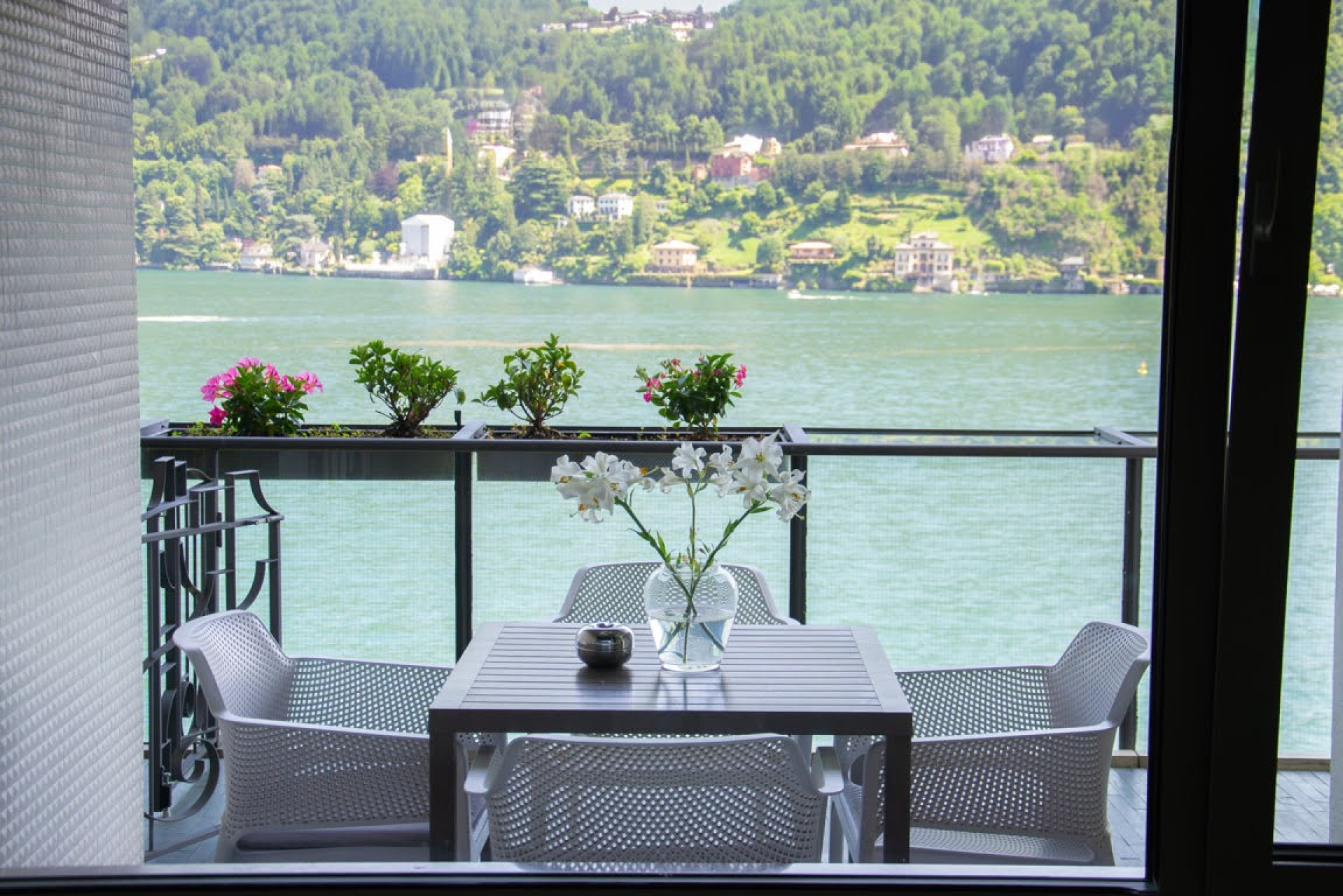 Apartment with lake view